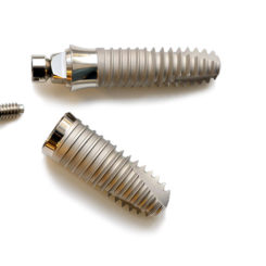 Wszczep tytanowy/implant z łącznikiem Wszczep tytanowy/implant z łącznikiem